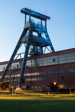 Doppebock-F&ouml;rderger&uuml;st am ehemaligen Schacht 7 der Zeche Ewald in Herten erstrahlt seit 2023 in verschiedenen Farben