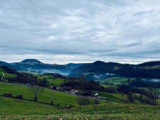 Aussicht auf die Berglandschaft in der Natur in der Schweiz - Alpenkette