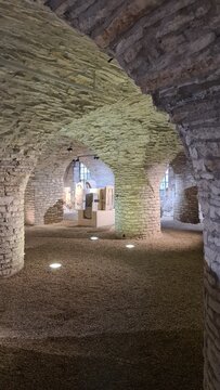 Belle perspective sur l'ancienne salle capitulaire et scriptorium de l'abbaye Saint-B&eacute;nigne de Dijon (actuel mus&eacute;e arch&eacute;ologique)