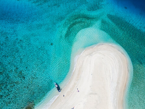 美しい安慶名敷島のドローン撮影。白砂のビーチには観光客が上陸している。 パラソルやクルーズボートが見える。
美しいサンゴ礁と熱帯魚の群れ。
安慶名敷島沖縄県
島尻郡慶良間諸島座間味島-2025
沖縄本島から40km西方の諸島。30以上の島嶼群全体が国立公園に指定。珊瑚礁の青い海と白い砂浜は世界屈指の美。貴重な動植物が多数生息。

