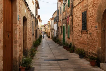 Fototapeten Enge Straßen Alcudia Old Town - it is a labyrinth of narrow streets with picturesque old houses (Mallorca, Spain)  © 3kolory