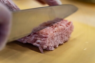 挽き肉を切る