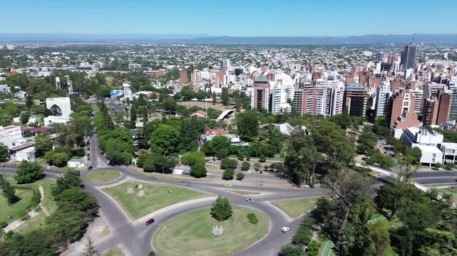 Vista diurna panor&aacute;mica 360 grados de la ciudad de C&oacute;rdoba, Argentina desde el parque