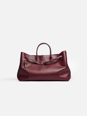 Naklejka premium Woman leather bag on a white background