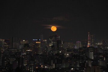 夜景登る月