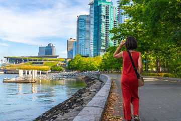 Naklejka premium Tourist walking in vancouver waterfront on sunny summer day