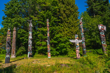Obraz premium Totem poles standing in brockton point, stanley park, vancouver, british columbia
