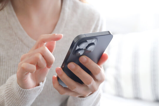 スマートフォンを操作する女性