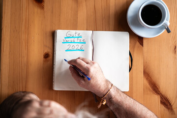 Hände halten weißes Schild mit handgeschriebenem Spruch Neues Jahr Neues Glück. Fokus auf die...