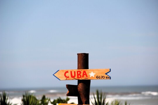 Cuba - Seta indicando caminho para Cuba - Cuba - Arrow indicating the way to Cuba.