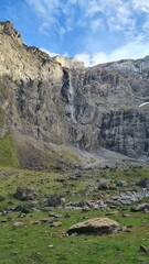La Grande Cascade de Gavarnie vue depuis les chaos rocheux du cirque (Hautes-Pyrénées)