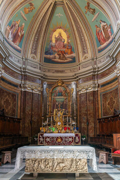 Italy - Bagnoregio - Cathedral San Nicola - Baroque marble altar before frescoed apse and ribbed dome in ornate Catholic church interior