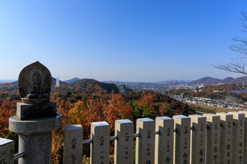 秋の寂光院から眺める犬山市と木曽川の風景

