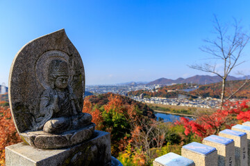 秋の寂光院から眺める犬山市と木曽川の風景

