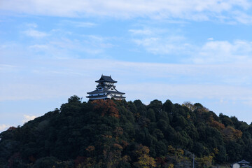 秋の寂光院から眺める犬山市と木曽川の風景

