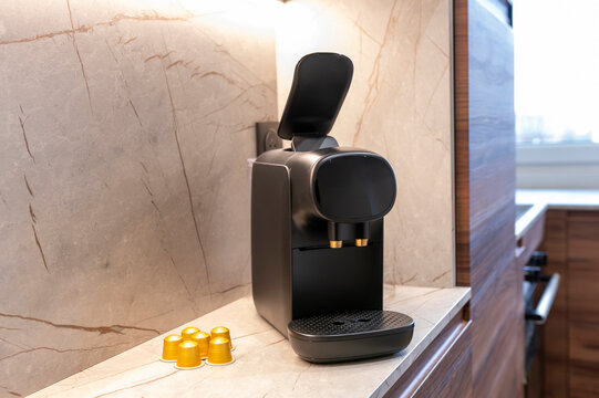Machine &agrave; caf&eacute; express dans une cuisine de luxe