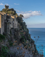 Maisons perch&eacute;es dans le village c&ocirc;tier de Nonza, Corse, France