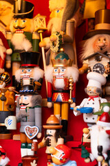Nussknacker auf N&uuml;rnberger Christkindlesmarkt, traditioneller Weihnachtsmarkt in Deutschland, beliebtes Reiseziel f&uuml;r Touristen w&auml;hrend der Weihnachtszeit, Verkaufs-Stand mit Nussknacker-Figuren