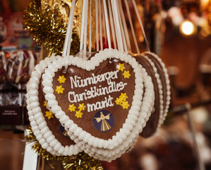 Lebkuchenherz auf N&uuml;rnberger Christkindlesmarkt, traditioneller Weihnachtsmarkt in Deutschland, beliebtes Reiseziel f&uuml;r Touristen w&auml;hrend der Weihnachtszeit