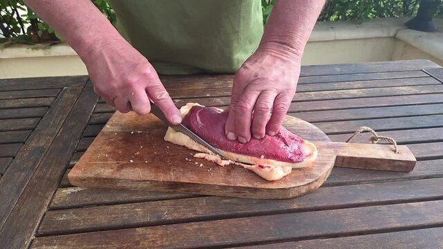 D&eacute;coupe du gras de magret de canard pour la pr&eacute;paration des conserves de p&acirc;t&eacute;s