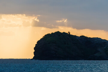 座間味島からは安室島、安慶名敷島、嘉比島等の無人島に渡船で渡ることができる。
周囲の島々を繋ぐ、村営連絡船「みつしま」に乗船した。
阿嘉島阿嘉港から座間味島座間味港へ
沖縄県島尻郡慶良間諸島-2025
沖縄本島から40km西方にある諸島。
大小30以上の島々からなる島嶼群は全体が国立公園に指定されている。
珊瑚礁の海、白い砂浜、緑の山地は世界屈指の美しさ。
多くの貴重な動植物が生息している。
