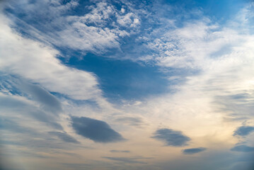 夕日に照らされる雲