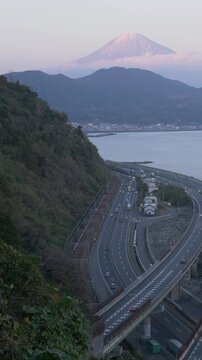 静岡市清水区薩埵峠より望む東名自動車道・国道1号静清バイパス・東海道本線越しの富士山（タイムラプス・パンニング）