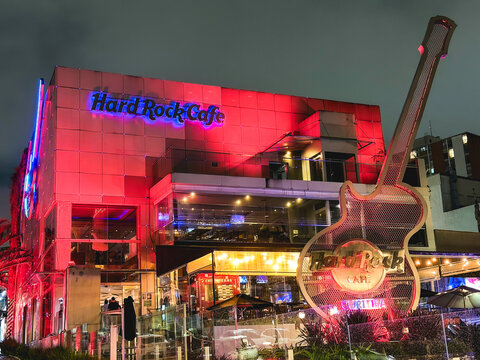 Hardrock cafe in Curitiba at night.