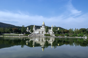 Fototapeta premium Lingshan Grand Temple Wuxi - Sacred Architecture Reflected in Water