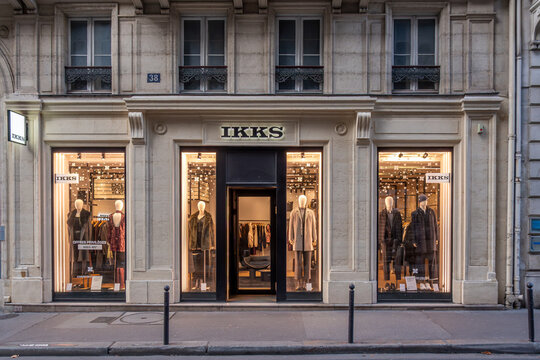 Paris, France - 18 d&eacute;cembre 2025: Vue ext&eacute;rieure d'une boutique IKKS. IKKS est une marque de mode et une compagnie fran&ccedil;aise de pr&ecirc;t-&agrave;-porter