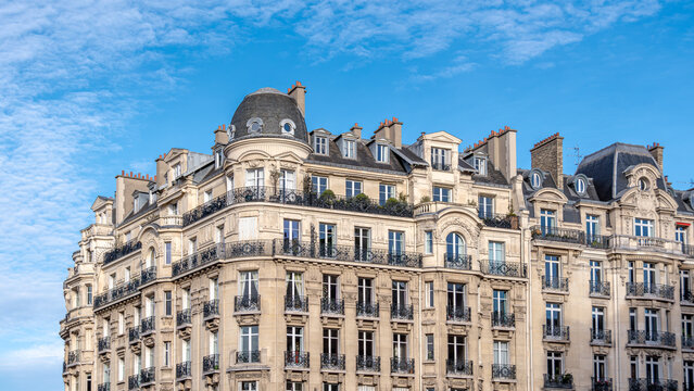 Fa&ccedil;ades d'immeubles r&eacute;sidentiels parisiens classiques de style haussmannien. Concept de march&eacute; immobilier d'habitation pour les logements anciens en France et &agrave; Paris