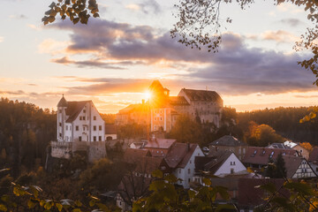 Burg Hohnstein in der S&auml;chssichen Schweiz zu Sonnenuntergang im Herbst