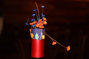 Pequeno arranjo de flor artificial. © Luciano Luppa