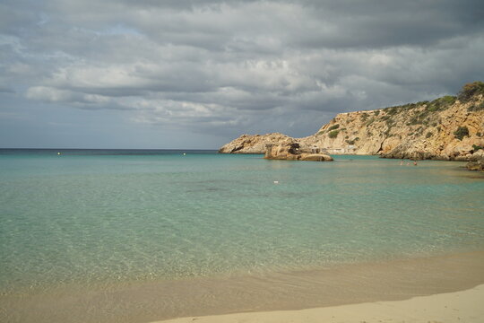 Paesaggio di mare con spiaggia bianca rocce cielo spettacolare ibiza baleari spagna