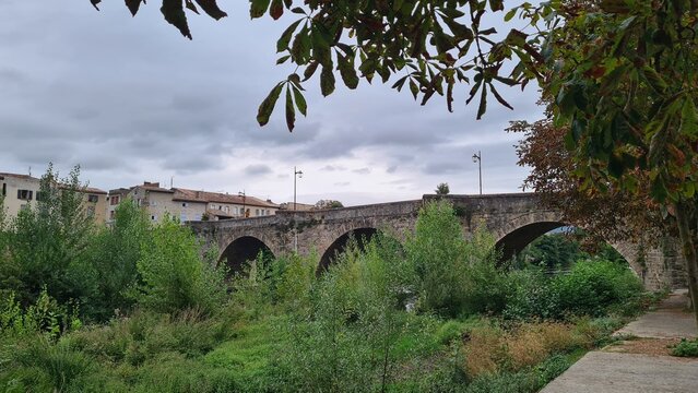 Le vieux pont de l'Aude dans le centre de Limoux (Occitanie)