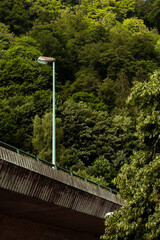 Einzelne Laterne auf einer Br&uuml;cke