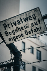 Warnung: Privatweg - Begehen auf eigene Gefahr