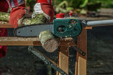 Holz draussen s&auml;gen