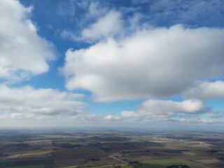 General view of the Ontario countryside with a beautiful sky - Vue g&eacute;n&eacute;rale de la campagne de l'ontario avec un beau ciel