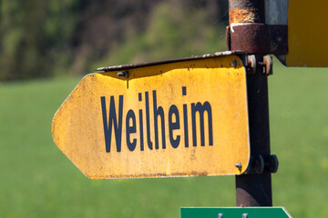 Wegweiser nach Weilheim