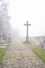 Cimeti&egrave;re envelopp&eacute; de brume matinale
