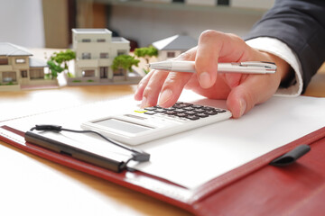 Naklejka premium マイホーム資金計画の打ち合わせイメージ