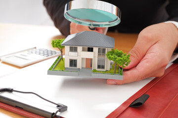 住宅の調査をする不動産ビジネスマン