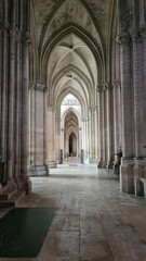 Obraz premium Belle perspective architecturale sur l'une des contre-allées de la Cathédrale Saint-Pierre-et-Saint-Paul de Troyes (Champagne, France)