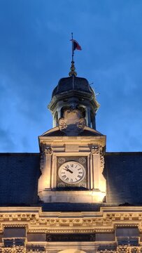 La chouette sculpt&eacute;e de l'H&ocirc;tel de ville de Troyes au cr&eacute;puscule