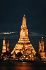 Fototapeta premium Illuminated Wat Arun temple at dusk, a stunning sight in Bangkok, Thailand