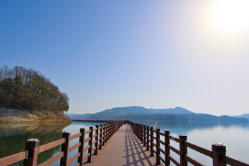 Obraz premium The river and the sky from the bridge