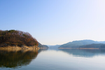 Obraz premium A calm river under a warm clear sky