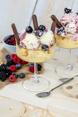 Coppe di gelato alla amarena e caramello salato con frutti di bosco e bastoncini di cioccolato