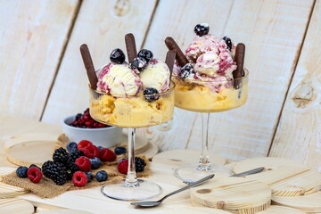 Coppe di gelato alla amarena e caramello salato con frutti di bosco e bastoncini di cioccolato